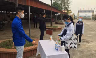 Đoàn viên thanh niên Ba Vì hướng dẫn học sinh thực hiện các bước về phòng chống dịch khi trở lại trường học