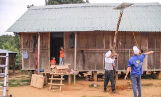 Hỗ trợ lắp điện năng lượng mặt trời cho người dân thôn O2