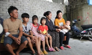 Tàu bị chìm giữa biển khơi, vợ chồng anh Hùng không biết thời gian tới lấy gì để mưu sinh, nuôi các con ăn học