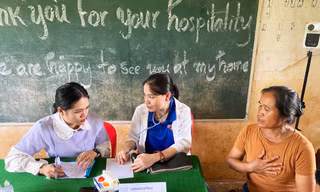 Chị Nguyễn Thị Hoàng Vân (ở giữa) đang thăm khám cho người dân tỉnh Salavane với sự hỗ trợ của phiên dịch bản địa