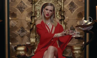 Nữ hoàng nhạc pop Taylor Swift đeo vòng cổ và lắc tay hình rắn. Ảnh: Her World