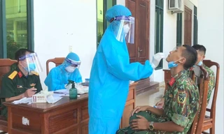 Đội Y học dự phòng lấy mẫu xét nghiệm kháng nguyên SARS-CoV-2 cho cán bộ, chiến sĩ Quân khu 4. ẢNH: ĐỨC CƯƠNG