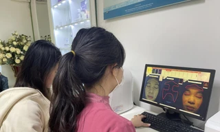 Bác sĩ kiểm tra da cho một bệnh nhân tại bệnh viện Da liễu T.Ư