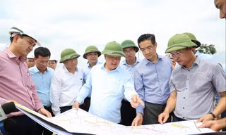 Bí thư Thành ủy Hà Nội Đinh Tiến Dũng kiểm tra công tác chuẩn bị khởi công dự án Vành đai 4 – Vùng Thủ đô Hà Nội. Ảnh: PV