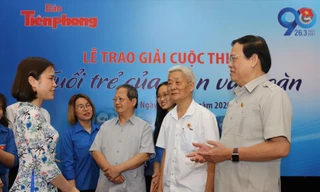 Hai khách mời đặc biệt là nguyên Bí thư thứ nhất T.Ư Đoàn Hà Quang Dự và ông Vũ Trọng Kim cùng các tác giả đoạt giải, đoàn viên giao lưu tại lễ trao giải. Ảnh: Như Ý