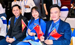 Khánh Vi tặng quà học sinh tại Trường Tiểu học Lê Văn Tám (huyện Sa Thầy, Kon Tum)