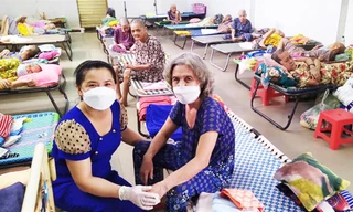 Chăm sóc các cụ bà cao tuổi trong chùa Lâm Quang mùa Vu Lan 2022. Ảnh: Trần Nguyên Anh