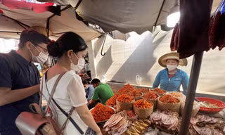Hàng Tết nhà làm bán đầy ở các chợ truyền thống. Ảnh: U.P
