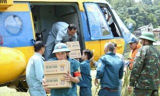 Lực lượng tiếp nhận của huyện Nguyên Bình, tỉnh Cao Bằng vận chuyển nhu yếu phẩm cứu trợ sau khi máy bay hạ cánh. ẢNH: NGUYỄN MINH