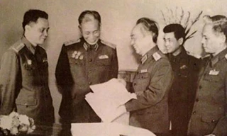 Tướng Tấn (thứ 2 trái sang)