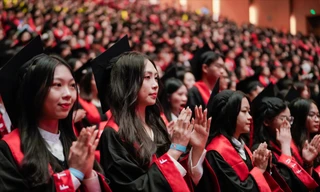 Sinh viên ĐH trong lễ tốt nghiệp. Ảnh: NGHIÊM HUÊ