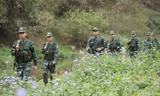 Tổ tuần tra Đồn Biên phòng Bình Nghi (Bộ đội Biên phòng Lạng Sơn) trên đường tuần tra khu vực biên giới