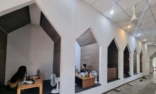 Mỗi người trong một không gian riêng tư, không ồn ào, ảnh hưởng những người xung quanh. Ảnh: T.T