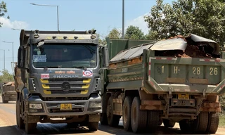 Xe trọng tải lớn chạy với tần suất dày đặc khiến người dân bất an. Ảnh: NN