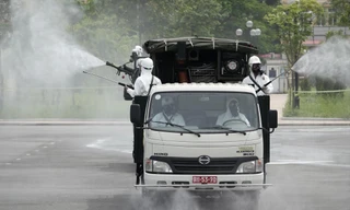 ĐVTN Binh chủng Hóa học tham gia dập dịch ở Bệnh viện Bệnh nhiệt đới T.Ư cơ sở 2, tháng 5/2021. ẢNH: NGUYỄN MINH