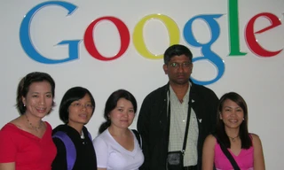 Tác giả (ngoài cùng bên trái) tại trụ sở Google ở Hamburg, CHLB Đức