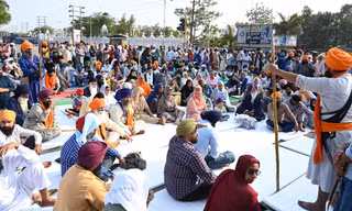 Những người ủng hộ Amritpal Singh ở bang Punjab, Ấn Độ ngày 19/3. Ảnh: Hindustan Times