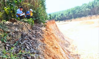 Phóng viên dùng thước dây kéo đo được ở khu vực này đất bị lấy đoạn sâu nhất hơn 8 m