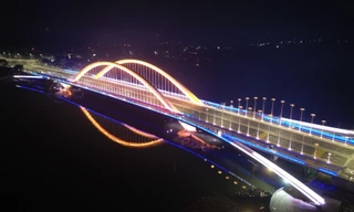 Những cây cầu bắc ngang tạo điểm nhấn tham quan, du lịch cho sông Hương êm đềm