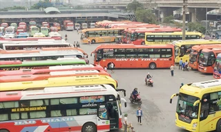 Cơ quan quản lý và hiệp hội nghề nghiệp lo quá tải, vỡ trận bến xe nếu cho xe hợp đồng vào bắt, trả khách. Ảnh: Anh Trọng