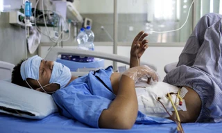 Một người đàn ông bán thận trên giường mổ