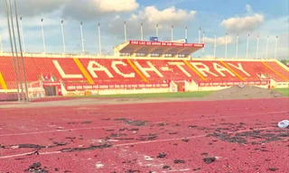 Nhiều hạng mục sân Lạch Tray chưa được hoàn thiện do thiếu kinh phí. Ảnh: Hoàn Nguyễn