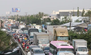 Quốc lộ 1 đoạn qua huyện Cái Bè (Tiền Giang) thường xuyên ùn tắc giao thông vào giờ cao điểm do xe container, xe tải nặng chở hàng hóa nông sản, lúa gạo lên TPHCM. Ảnh: Nhật Huy