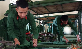 Chiến sĩ Nguyễn Huy Tuấn (bên trái, quê Phú Vang, Thừa Thiên -Huế) cùng đồng đội sắp xếp tư trang trước ngày xuất ngũ
