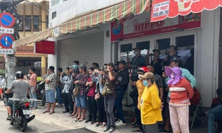 Các YouTuber, TikToker tập trung đông đúc tại đám tang một nghệ sĩ nổi tiếng diễn ra tại nhà riêng của ông ở quận Phú Nhuận, TP.HCM. Họ không chỉ quay chụp đám tang mà còn quay lén các nghệ sỹ khi họ đến viếng (3/2023)