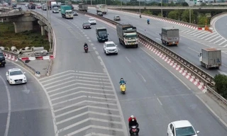 Xe máy và cả ô tô thường xuyên đi vào vạch xương cá vì không còn phù hợp với tình hình giao thông mới nhưng lại không được điều chỉnh tại cầu Thanh Trì và đường Vành đai 3