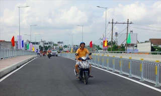 Người dân phấn khởi đi qua cầu Long Kiểng mới. Ảnh: HH