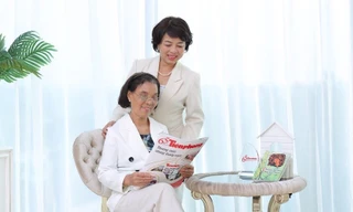 Chị Bích Hậu cùng con gái lớn Bích Dung ôn lại kỷ niệm của thời làm báo Tiền Phong