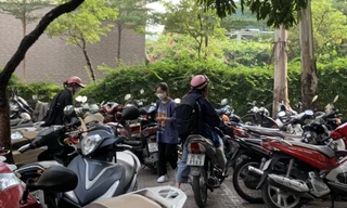Bãi gửi xe của trường đại học luôn trong tình trạng quá tải. Ảnh: Nghiêm Huê