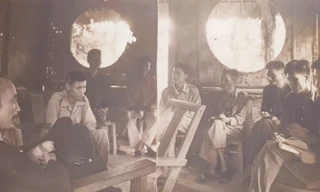 Chủ tịch Hồ Chí Minh thăm và làm việc với cán bộ, nhân viên báo Sự Thật tại Chiến khu Việt Bắc. Ảnh CHỤP LẠI TẠI BẢO TÀNG BÁO CHÍ VIỆT NAM