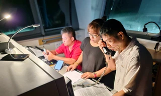 Ê kíp phát thanh lúc 22 giờ trên tàu KN-491 (phải qua): Nghệ sĩ Trần Quang Nhất, Nhà văn Niê Thanh Mai, PGS.TS Trần Quang Diệu