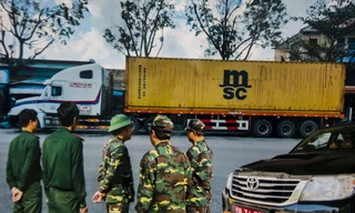 Lực lượng đặc nhiệm BĐBP chặn bắt container buôn lậu của hai Công ty Sunset và Thiên Phú Thành Phát trước cổng cảng Tiên Sa. Ảnh: Văn Chương