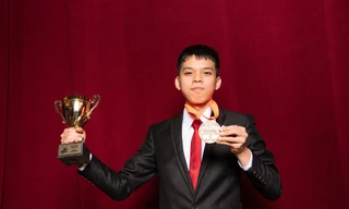 Nguyễn Duy Phong bên tấm HCV danh giá