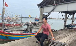 Phó Giám đốc Nguyễn Tô My ngồi thẫn thờ trên cầu cảng cung cấp đá lạnh của mình