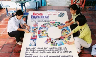 Độc giả của báo Hoa Học Trò tự làm những tấm pano để mang đến hội báo năm 2001