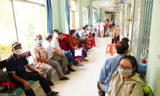 Dân số đông lại thiếu bác sĩ đang gây áp lực lớn cho nhiệm vụ chăm sóc sức khỏe cho y tế Quảng Ngãi