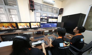 Sinh viên ngành Báo chí, Viện Báo chí và Truyền thông, Trường ĐH Khoa học Xã hội và Nhân văn, ĐH Quốc gia Hà Nội thực tập tại các studio. Ảnh: Diệp An