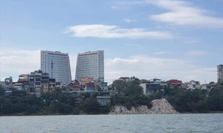 Nhìn từ trên cao, các điểm vui chơi, du lịch bên bờ sông Hồng được chia thành các ô, khoảnh nham nhở