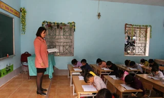 Thiếu giáo viên, nhiều giáo viên “chạy sô” dạy học vô cùng vất vả. Ảnh: Như Ý