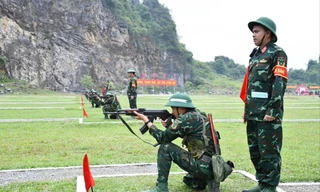 Chiến sĩ mới ở Sư đoàn 324 thực hành bắn súng AK trong tư thế quỳ bắn