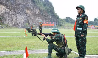 Chiến sĩ mới ở Sư đoàn 324 thực hành bắn súng AK trong tư thế quỳ bắn