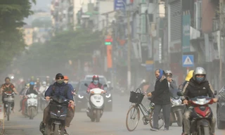 Bụi đường là nguồn gây ô nhiễm không khí lớn ở Hà Nội. Ảnh: Như Ý