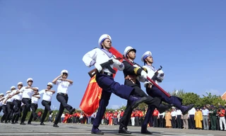 Cán bộ, chiến sĩ Trường Sa duyệt đội ngũ trên quần đảo, ngày 21/4/2023. Ảnh: NGUYỄN MINH