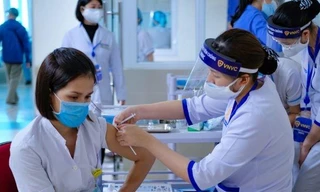 Tiêm đủ 2 mũi vắc-xin ngừa COVID-19 vẫn cần tuân thủ 5K. Ảnh: BTK