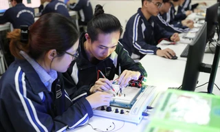 Sinh viên thực hành trong phòng thí nghiệm Điện tử Viễn thông. Ảnh: Diệp An