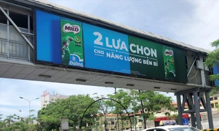 Cầu vượt trước Bệnh viện Bạch Mai thiết kế, xây dựng như lò hơi, bên dưới người đi bộ bỏ cầu băng qua đường